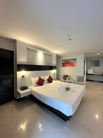 Habitación Deluxe, acceso a la piscina | Caja fuerte, decoración individual, escritorio y wifi gratis