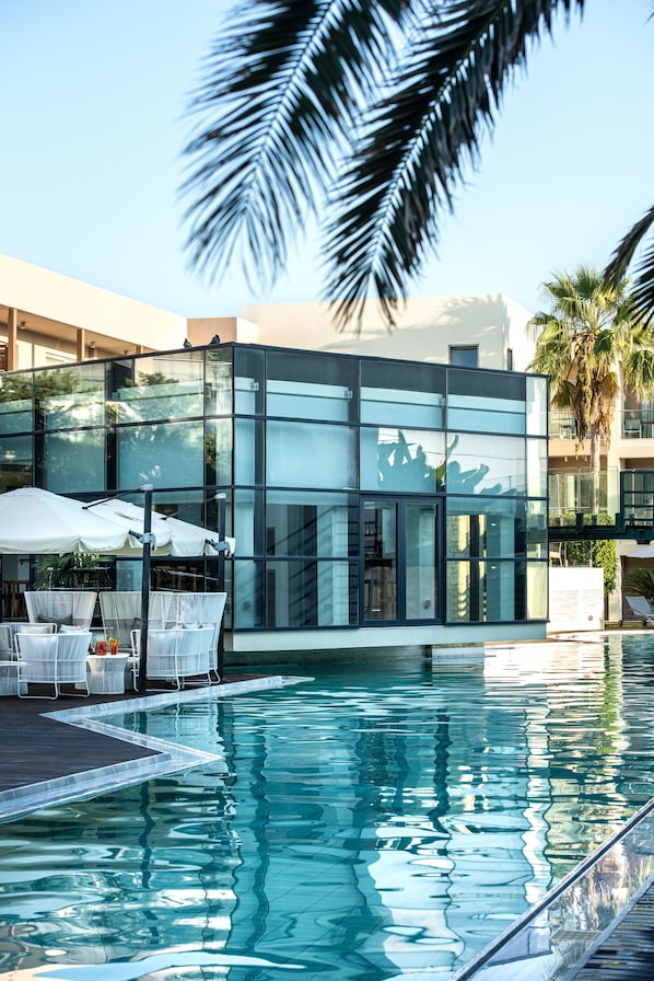 Seasonal outdoor pool, pool umbrellas, sun loungers