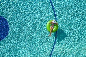 Seasonal outdoor pool, pool umbrellas, sun loungers - Minos Mare Royal (Rethymno)