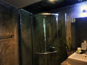 Bathroom shower - The Front Hotel and Apartment (Patong)