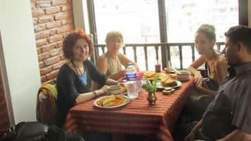 2 restaurants, international cuisine