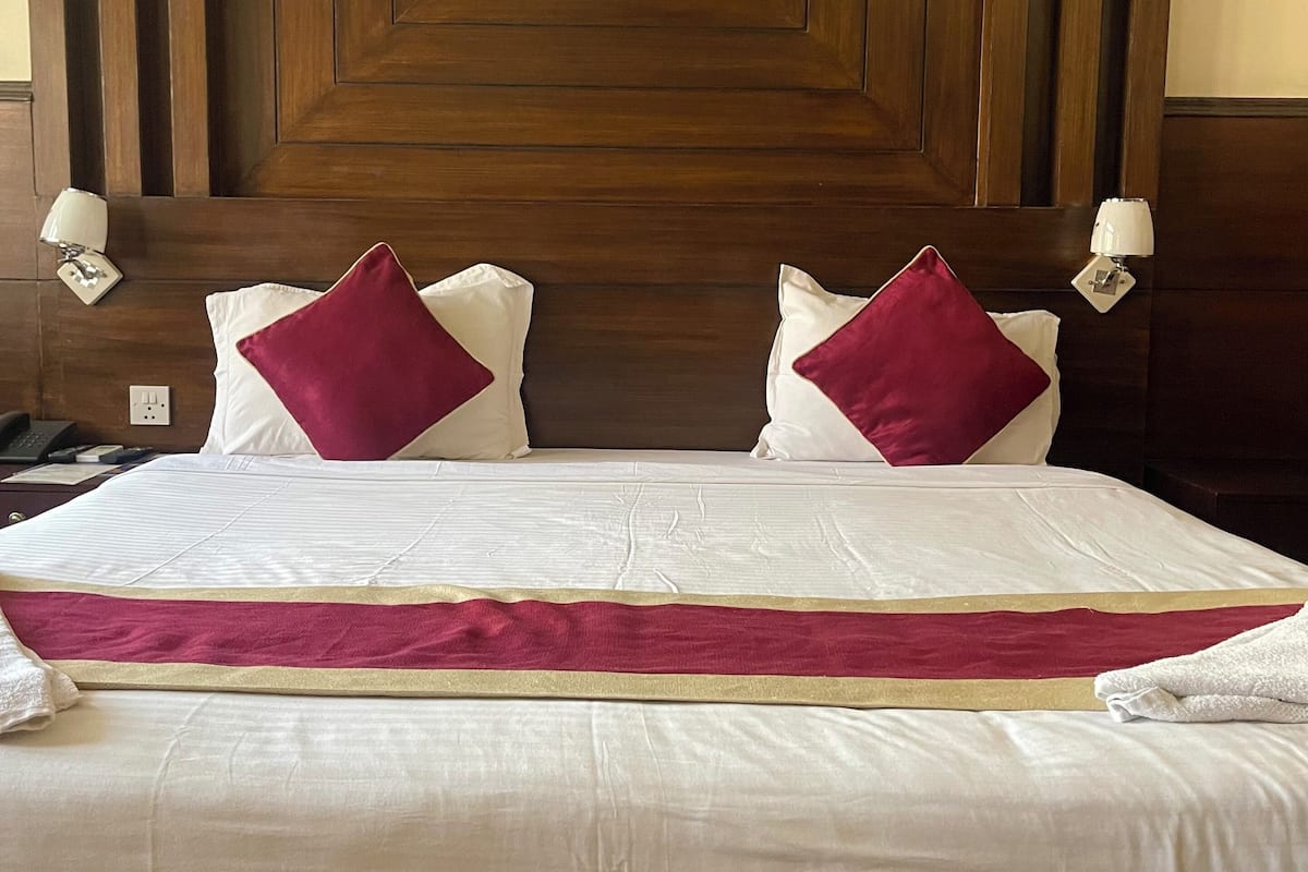 Lit avec matelas Tempur-Pedic, bureau, systĂšme dâinsonorisation