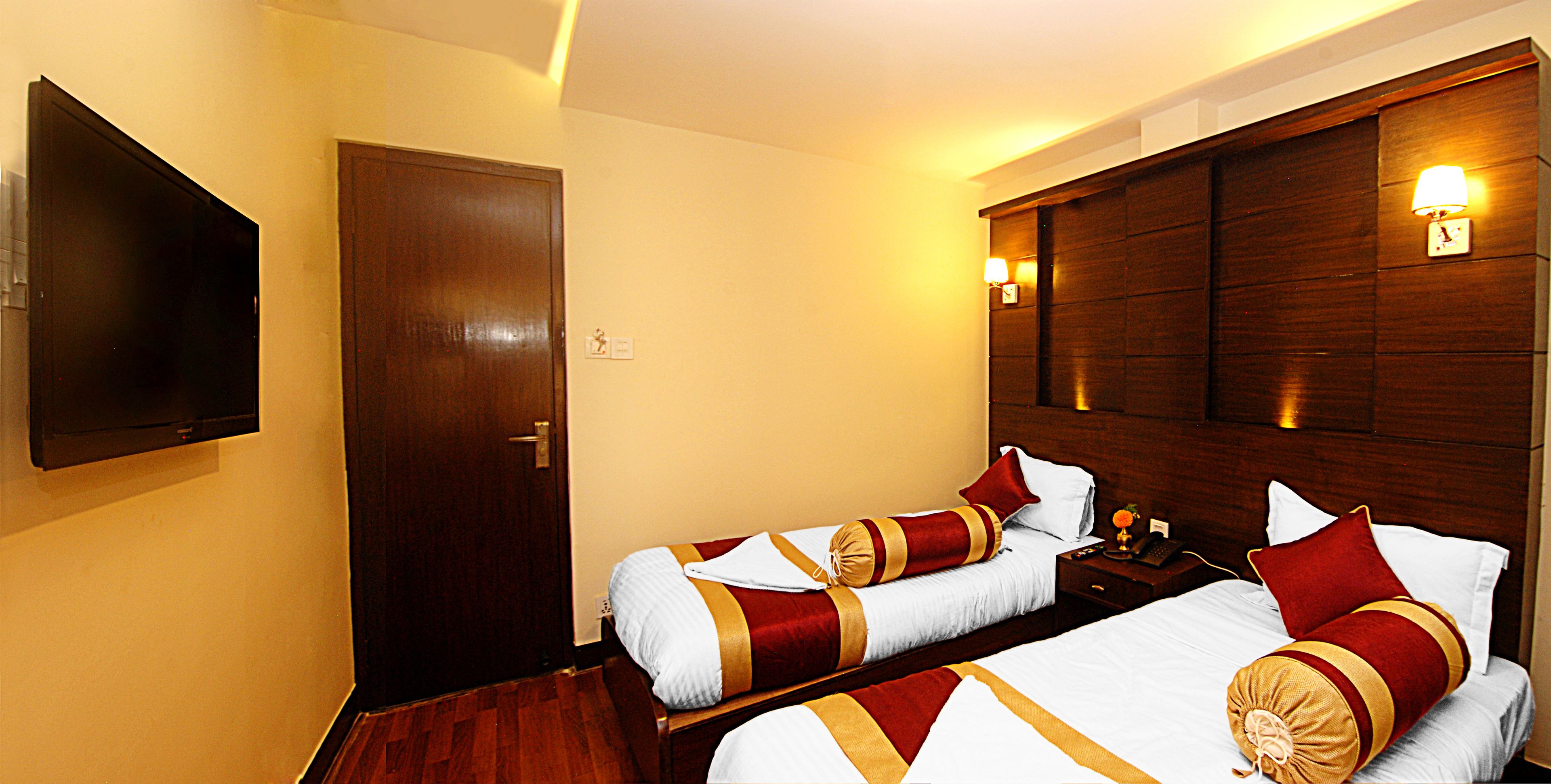 1 bedroom, tempur-pedic beds, desk, soundproofing