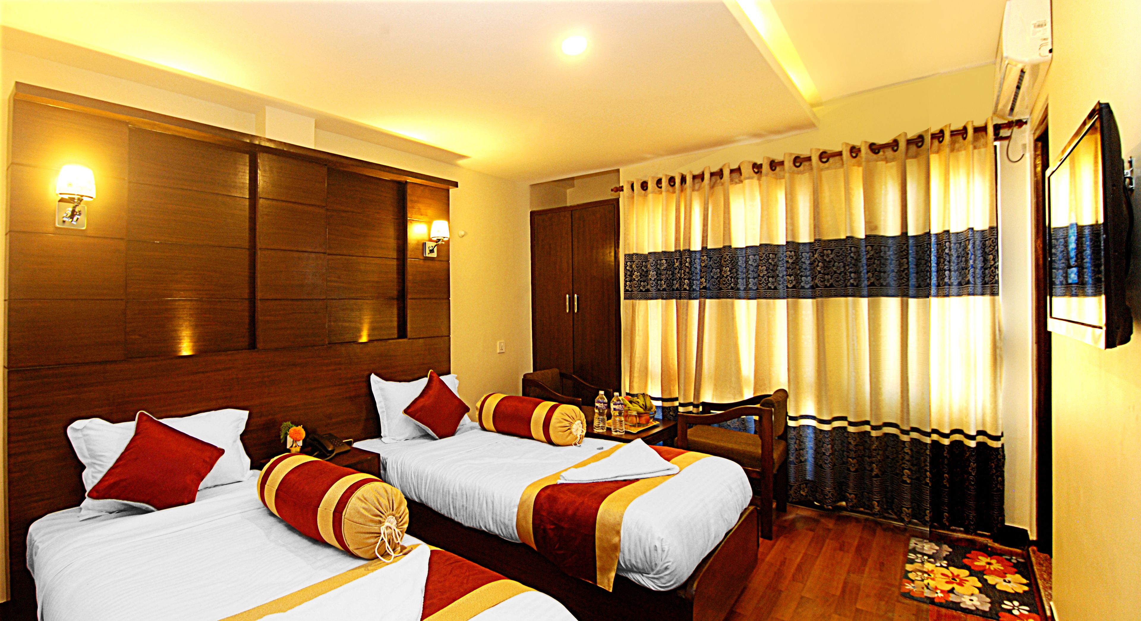 1 bedroom, tempur-pedic beds, desk, soundproofing