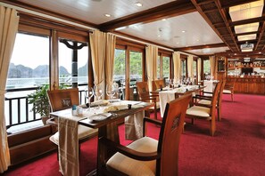 Breakfast, lunch, dinner served; Vietnamese cuisine, ocean views 