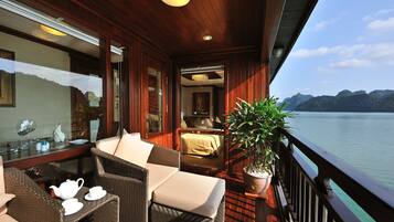 Phòng Suite Superior, quang cảnh vịnh | 1 phòng ngủ, két bảo mật tại phòng, bàn, màn/rèm cản sáng