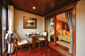 Junior-Suite | Essbereich im Zimmer