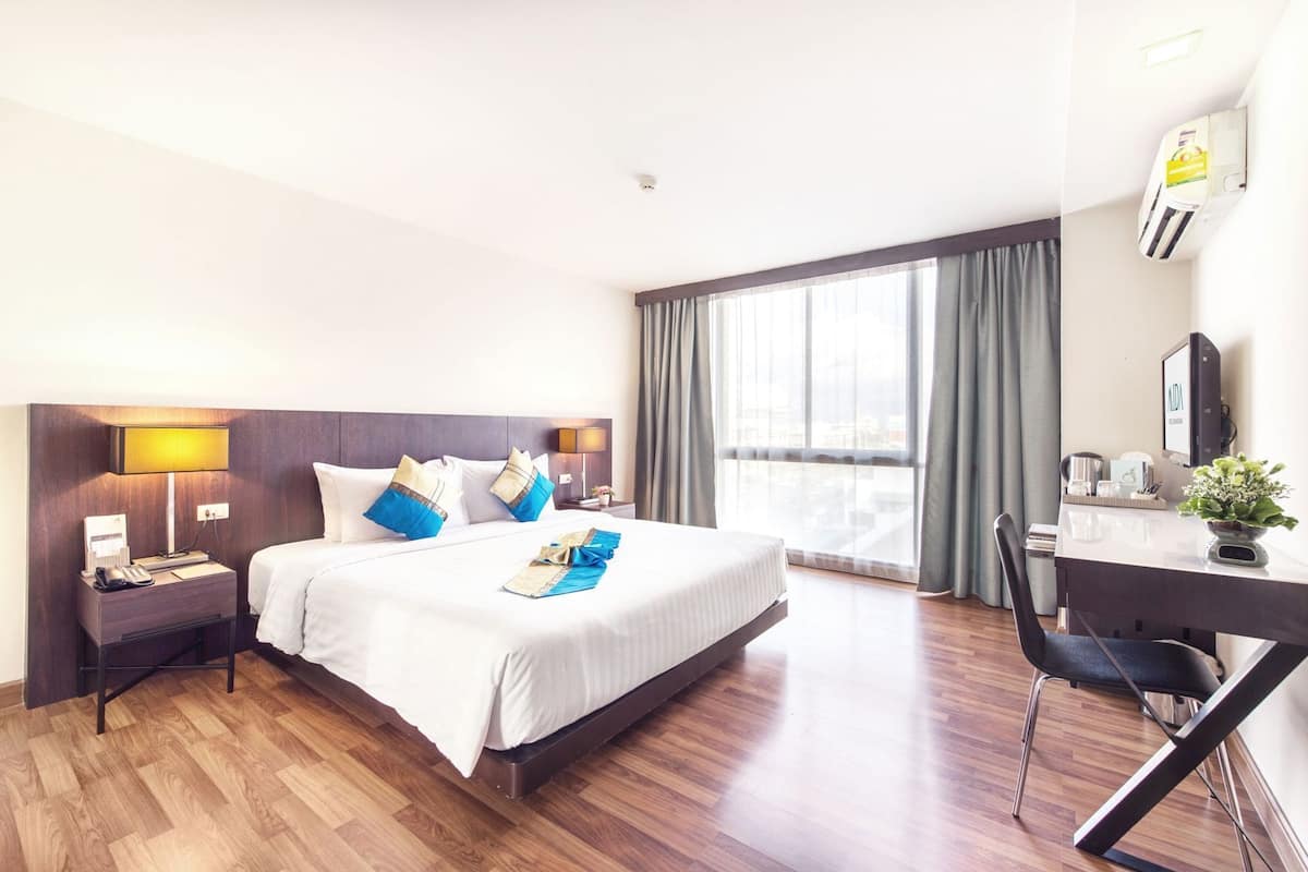 Minibar, coffre-fort, bureau, rideaux d’obscurcissement