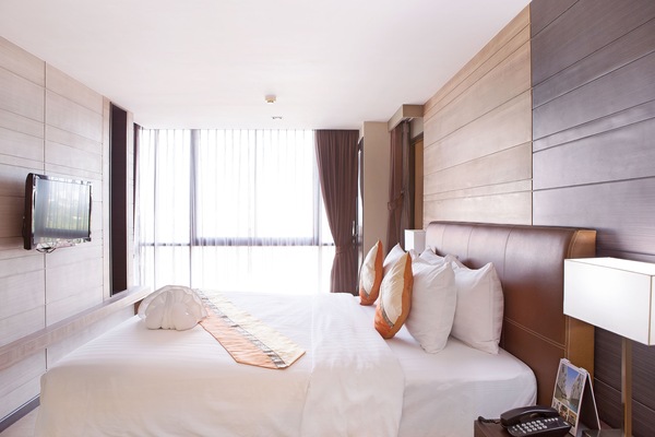 Junior Double Room, 1 Double Bed | Minibar, in-room safe, desk, blackout drapes