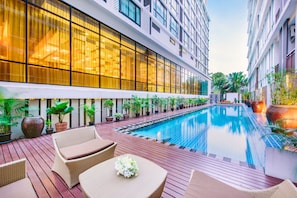 Outdoor pool, open 9:00 AM to 7:00 PM, pool umbrellas, pool loungers - Mida Hotel Ngamwongwan (Nonthaburi)