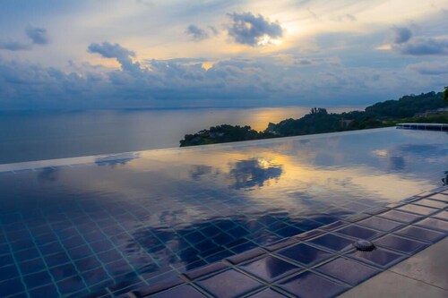 Grand Bleu Ocean View Pool Suite