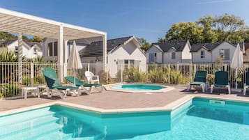 Piscina interna, piscina externa sazonal, guarda-sóis, espreguiçadeiras