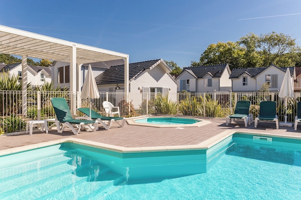 Piscine couverte, piscine extérieure (ouverte en saison)