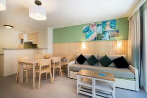 Apartment 6 people - 2 bedrooms - Duplex - Terrace or balcony | Living area | Flat-screen TV, books