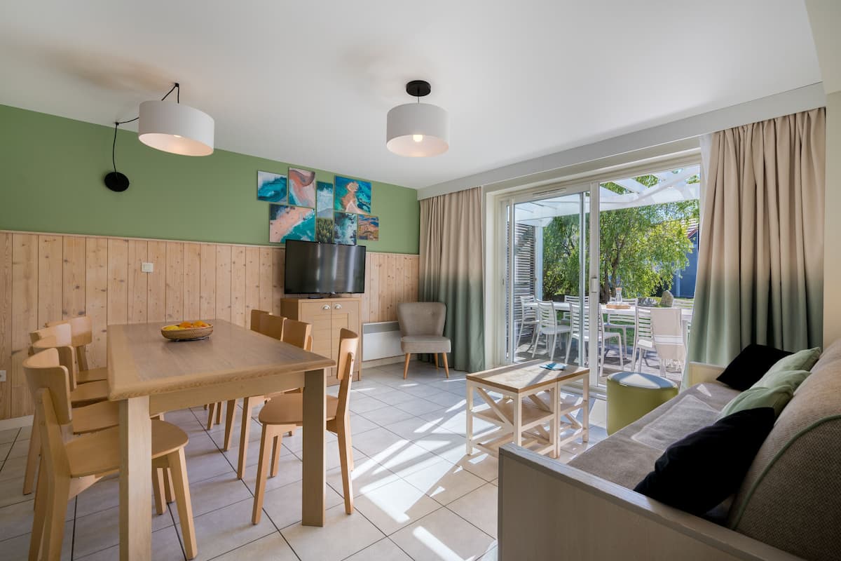 Casa, 3 habitaciones, Terraza | Área de sala de estar | Televisión de pantalla plana y libros