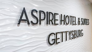 A sign for Aspire Hotel & Suites in Gettysburg. - Aspire Gettysburg Hotel (Gettysburg)