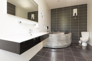 Junior Süit | Banyo | Duş, saç kurutma makinesi, terlik, havlu 