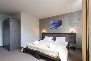 Minibar, escritorio, cortinas blackout y sistema de insonorización 