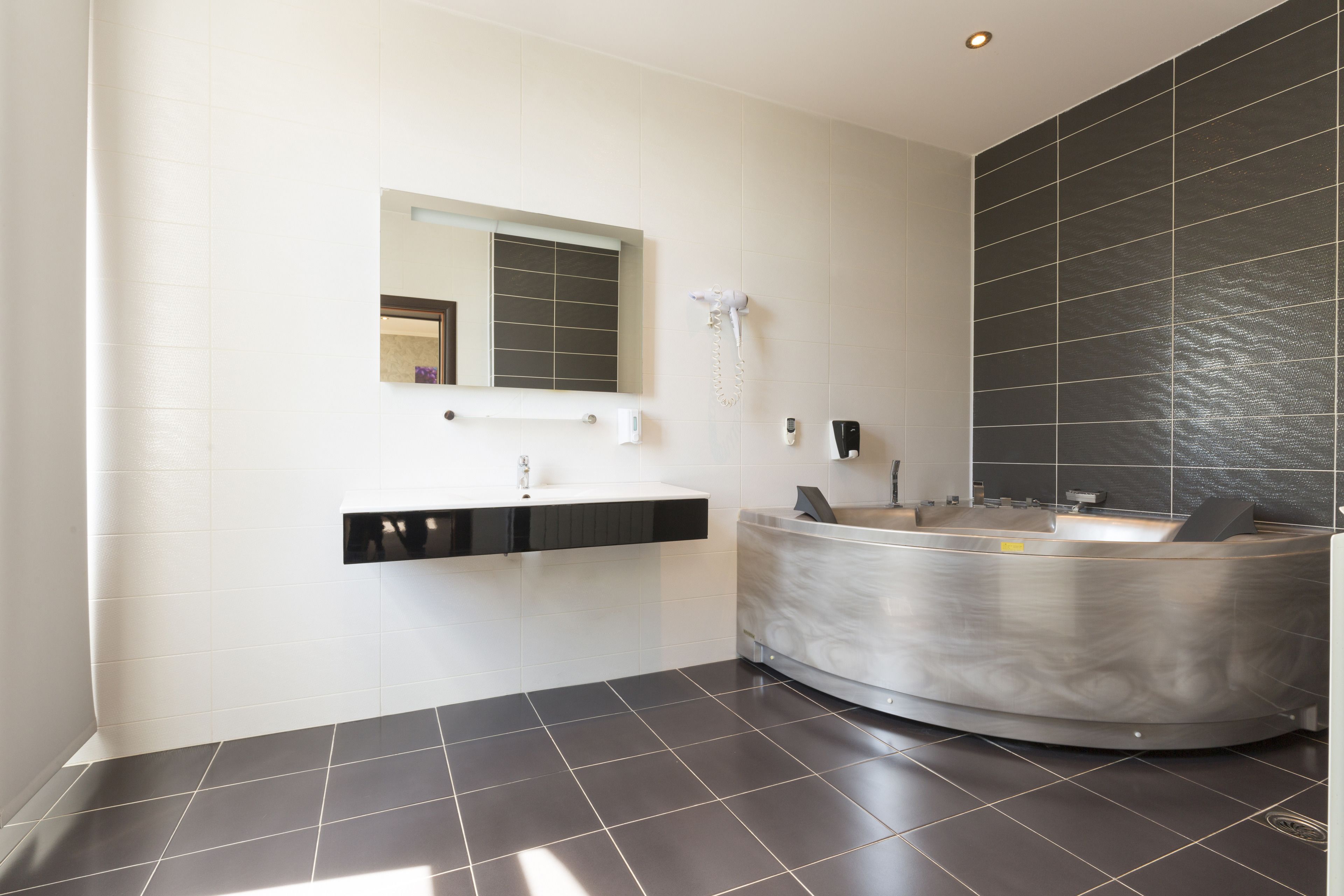 Junior Suite | Bathroom | Shower, hair dryer, slippers, towels