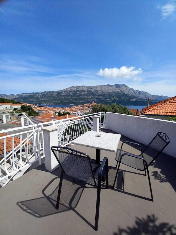 Classic Studio, 1 King Bed, Garden View | Terrace/patio