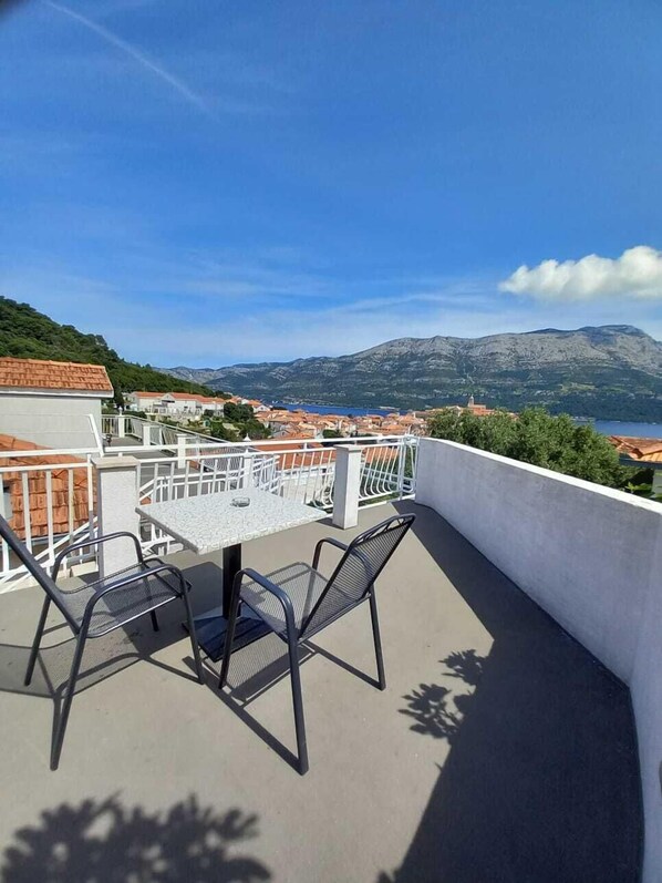 Classic Studio, 1 King Bed, Garden View | Terrace/patio