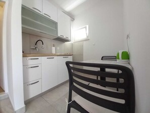 Classic Studio, 1 King Bed, Garden View | Private kitchen | Full-size fridge, paper towels - Accommodation Drasko (Korcula)
