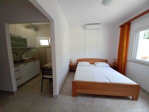 Classic Studio, 1 King Bed, Garden View | Hypo-allergenic bedding, individually decorated, free WiFi, bed sheets - Accommodation Drasko (Korcula)