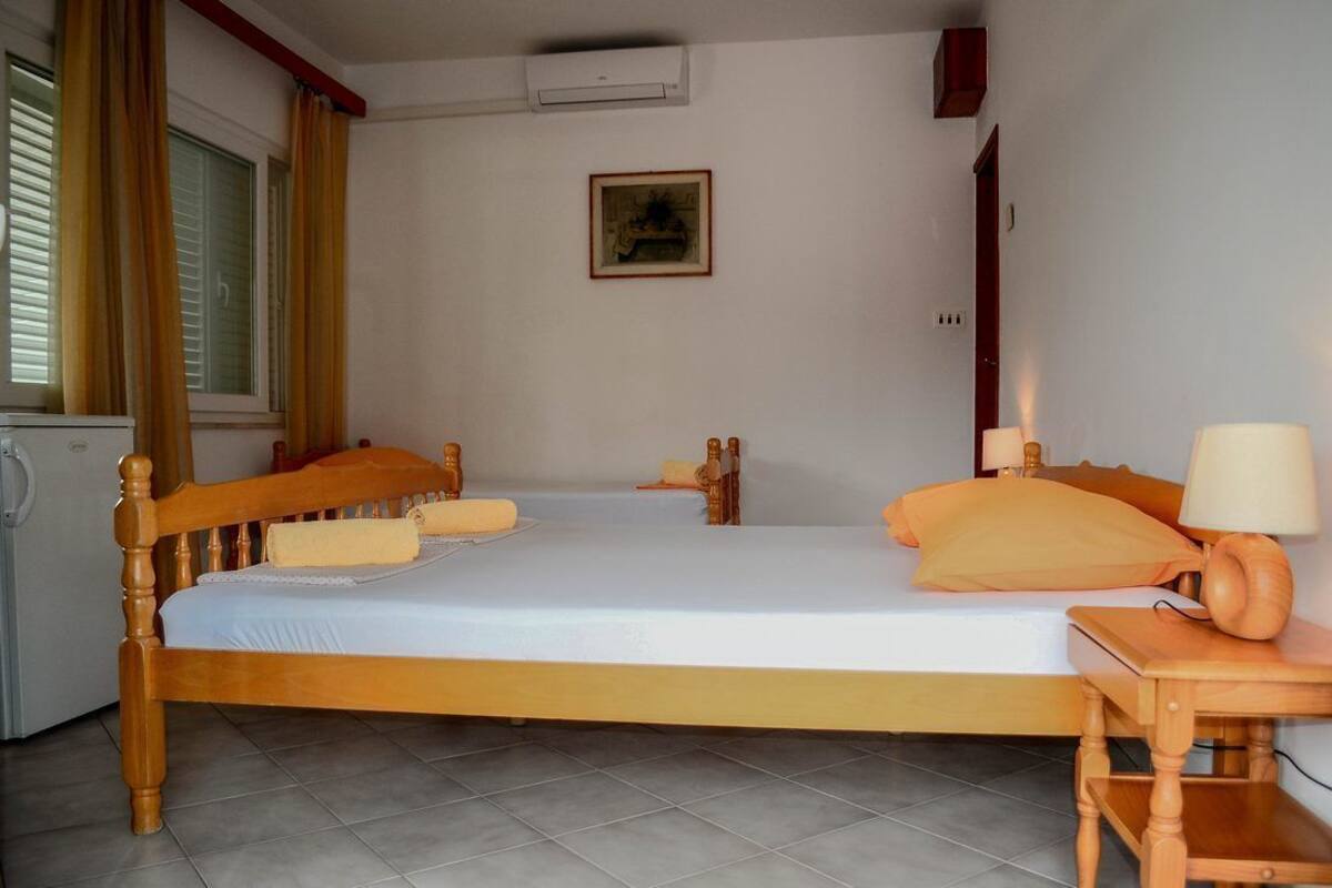 Hypo-allergenic bedding, free WiFi, individually decorated, bed sheets