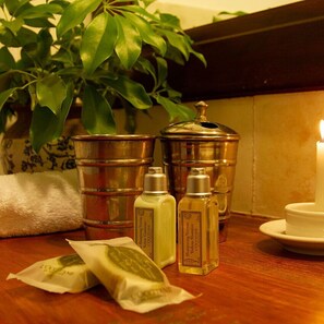 Combined shower/bathtub, free toiletries, hair dryer, towels - Posada de la Laguna-lodge (Colonia Carlos Pellegrini)
