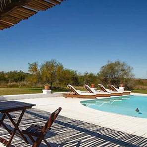 Outdoor pool - Posada de la Laguna-lodge (Colonia Carlos Pellegrini)