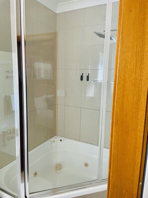 Deluxe Twin Room | Minibar, iron/ironing board, free WiFi, bed sheets
