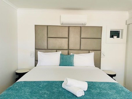 Deluxe Room, 1 King Bed | Minibar, iron/ironing board, free WiFi, bed sheets. Kinross Inn