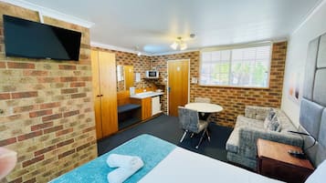 Deluxe Twin Room | Minibar, iron/ironing board, free WiFi, bed sheets