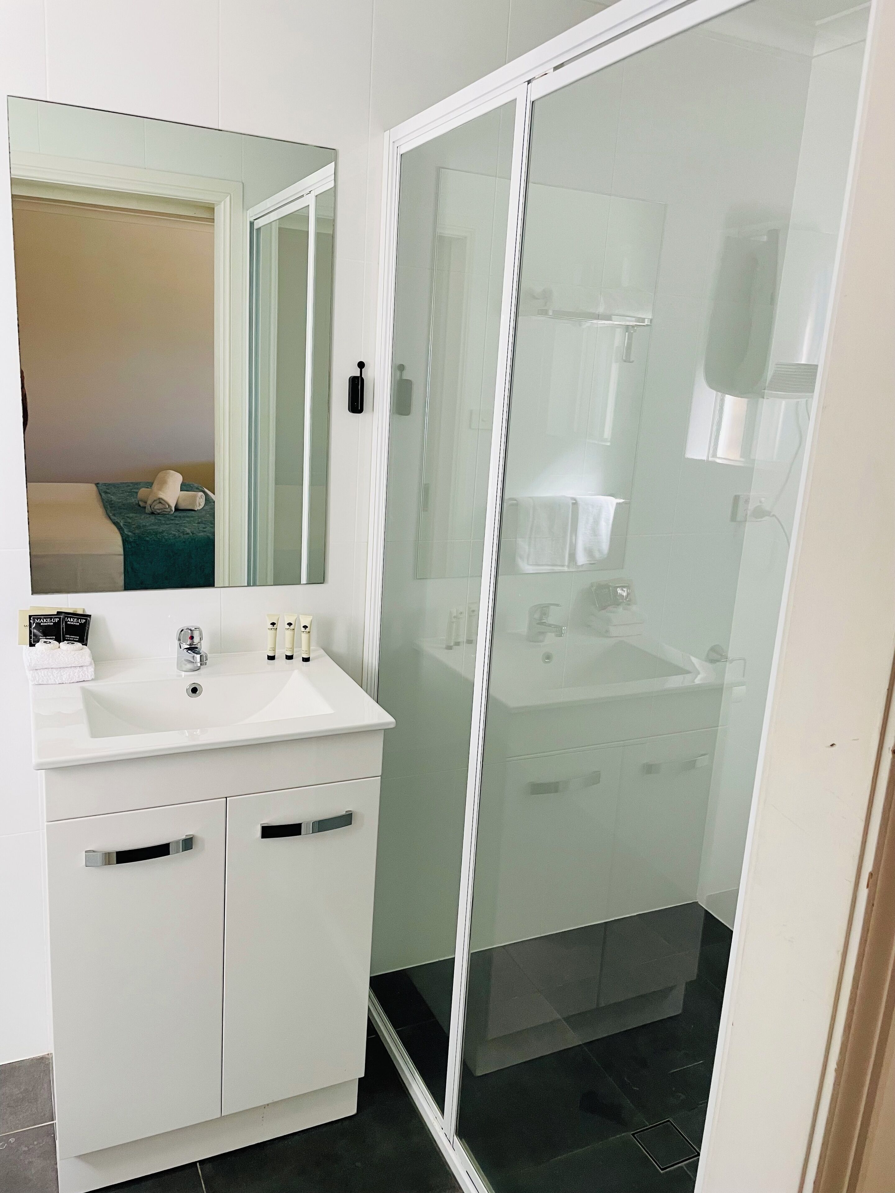 Deluxe Room, 1 King Bed | Bathroom | Free toiletries, hair dryer, towels