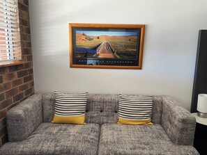 Deluxe Twin Room | Minibar, iron/ironing board, free WiFi, bed sheets - Kinross Inn (Cooma)