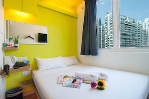Desk, free WiFi, bed sheets - Fragrance Hotel - Classic (Singapore)