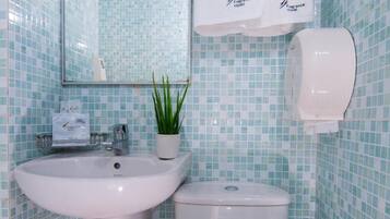 Superior Room, 1 Double Bed | Bathroom | Shower, free toiletries, hair dryer, towels