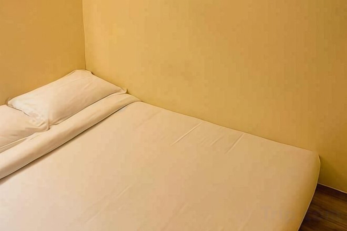 Escritorio, wifi gratis y ropa de cama 