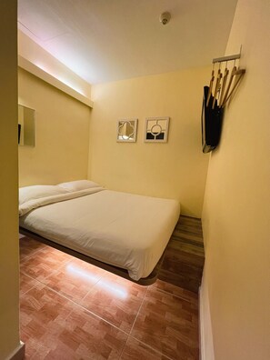 Standard Double Room | Desk, free WiFi, bed sheets - Fragrance Hotel - Classic (Singapore)