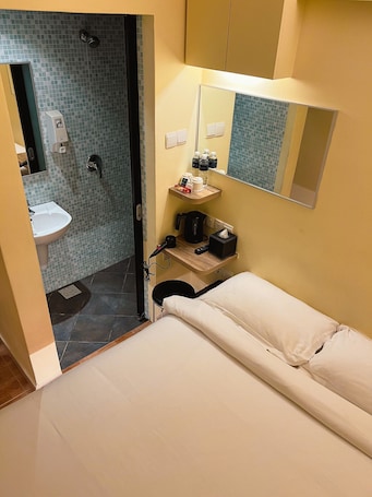 Escritorio, wifi gratis y ropa de cama