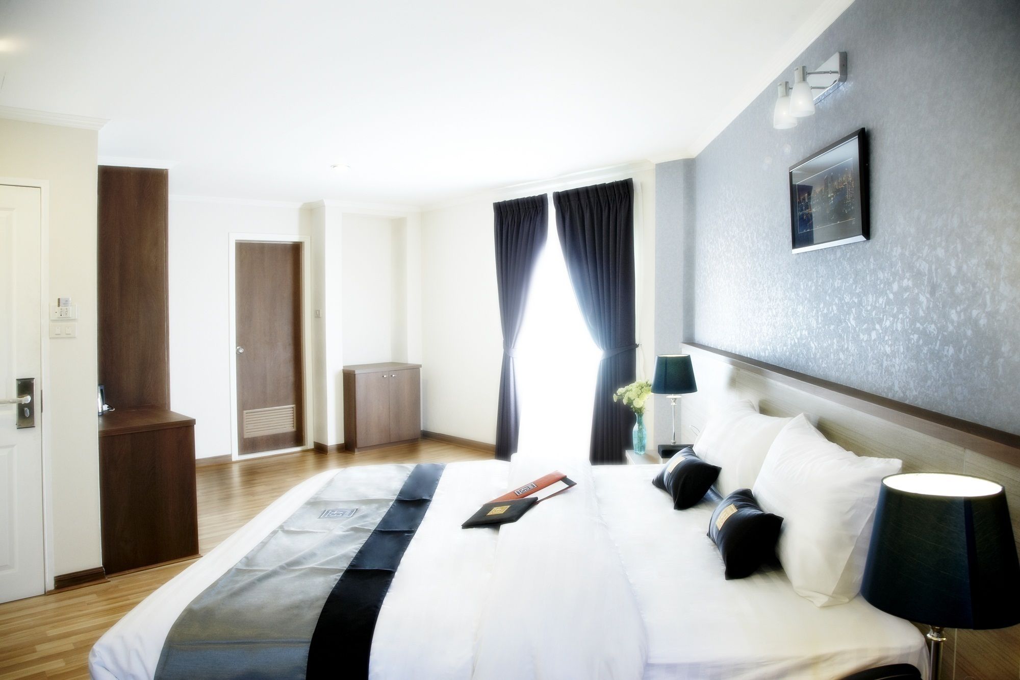 Minibar, in-room safe, desk, free WiFi