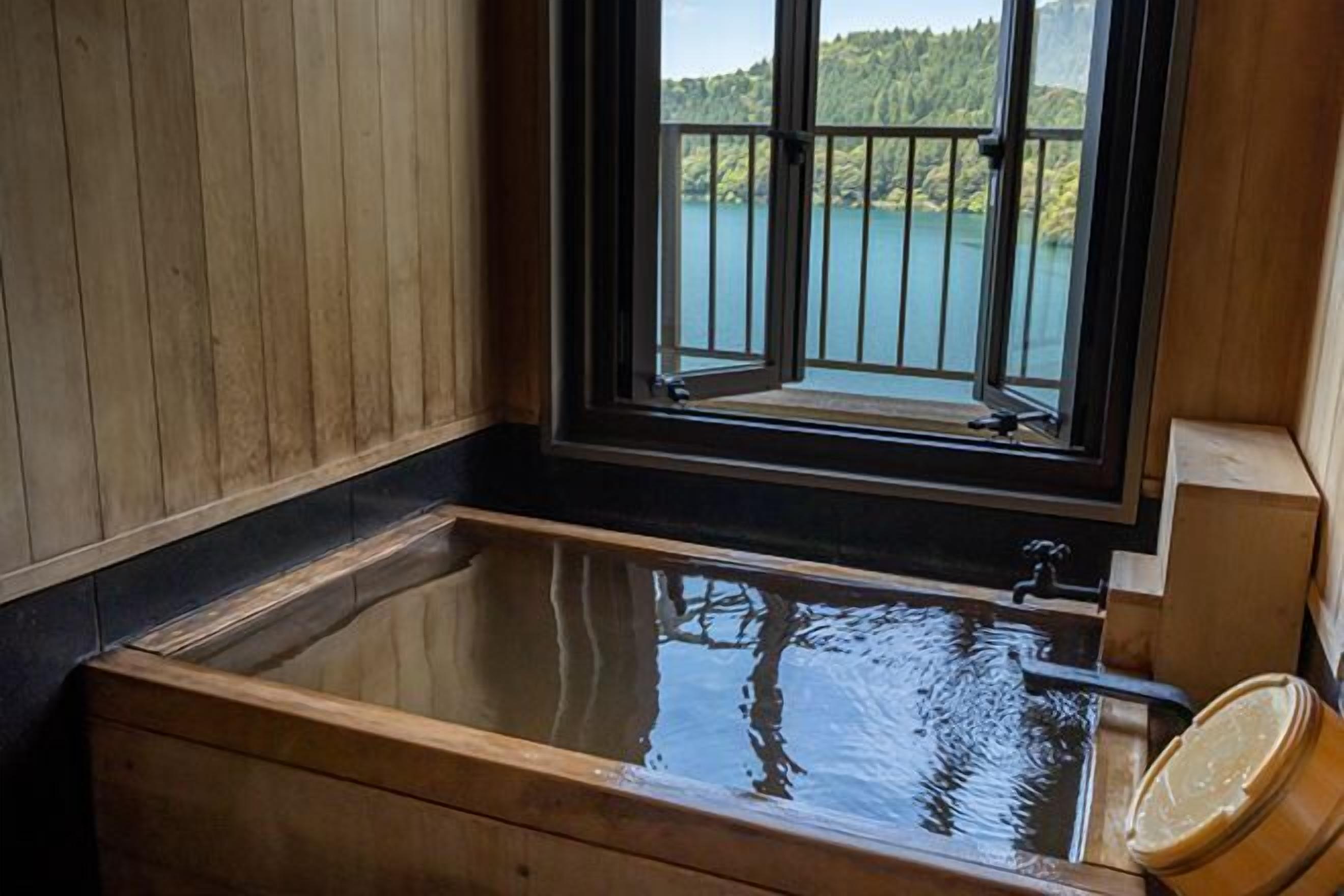 Badkamer | Gratis toiletartikelen, een haardroger, pantoffels, een bidet