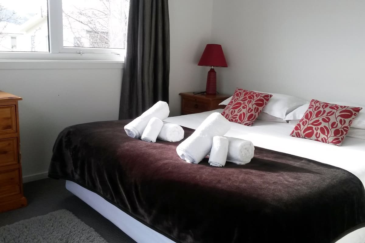 Kamar Double, kamar mandi umum | 1 kamar tidur, seprai premium, Wi-Fi gratis, dan seprai linen