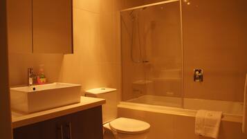 Combined shower/bathtub, deep-soaking bathtub, free toiletries
