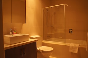 Combined shower/bathtub, deep-soaking bathtub, free toiletries - Summer Inn Holiday Apartments (Essendon North)