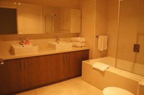 Combined shower/bathtub, deep-soaking bathtub, free toiletries