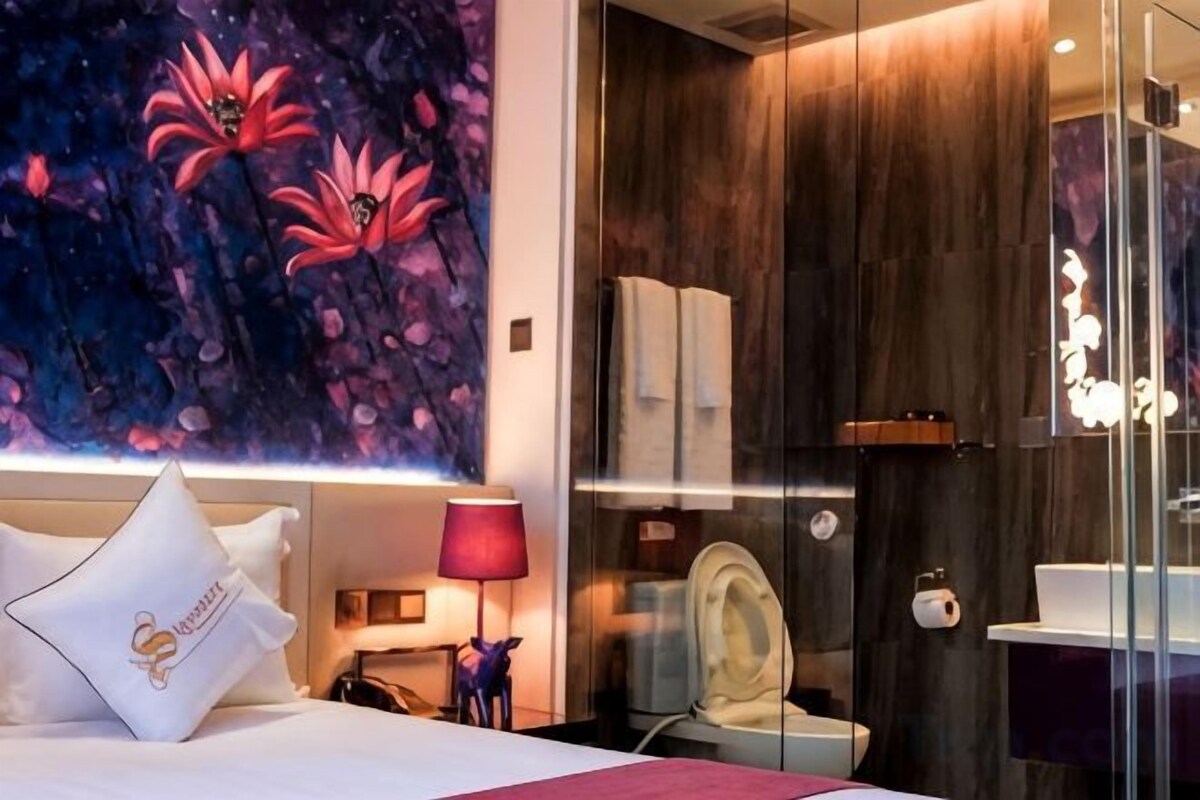 Minibar, in-room safe, desk, free WiFi