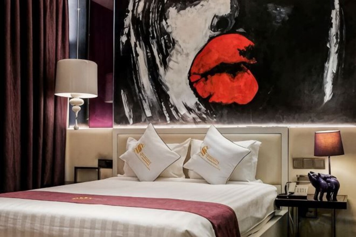 Minibar, in-room safe, desk, WiFi (free)