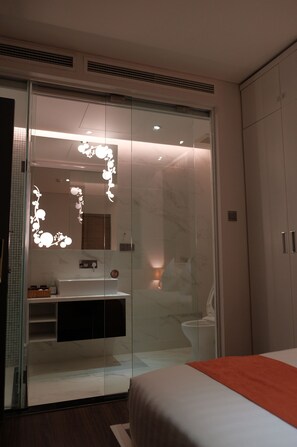 Owner Studio | Bathroom | Free toiletries, hair dryer, slippers, towels - Signature Boutique Hotel (Ho Chi Minh City)