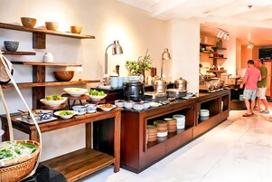 Frokost, lunsj og middag serveres